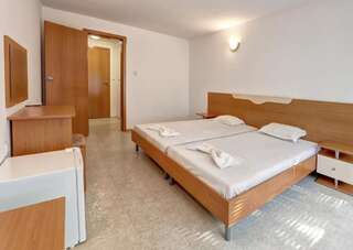 Отель Хотел Ескана Шкорпиловци Двухместный номер эконом-класса с 2 отдельными кроватями-2